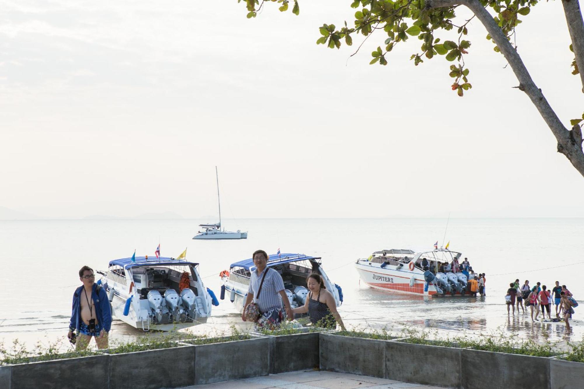 Blue Bay Resort - Access To Pool And Beach-Phuket & Krabi Ko Yao Yai Exterior photo Tourists disembarking from a boat at Pattaya Beach