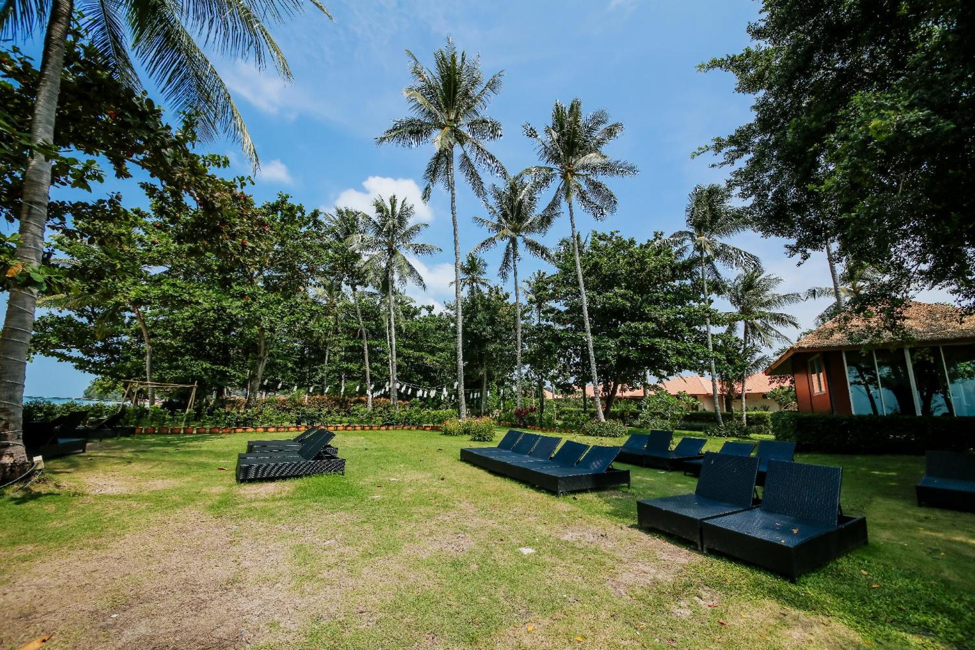 Blue Bay Resort - Access To Pool And Beach-Phuket & Krabi Ko Yao Yai Exterior photo The lawn at the resort