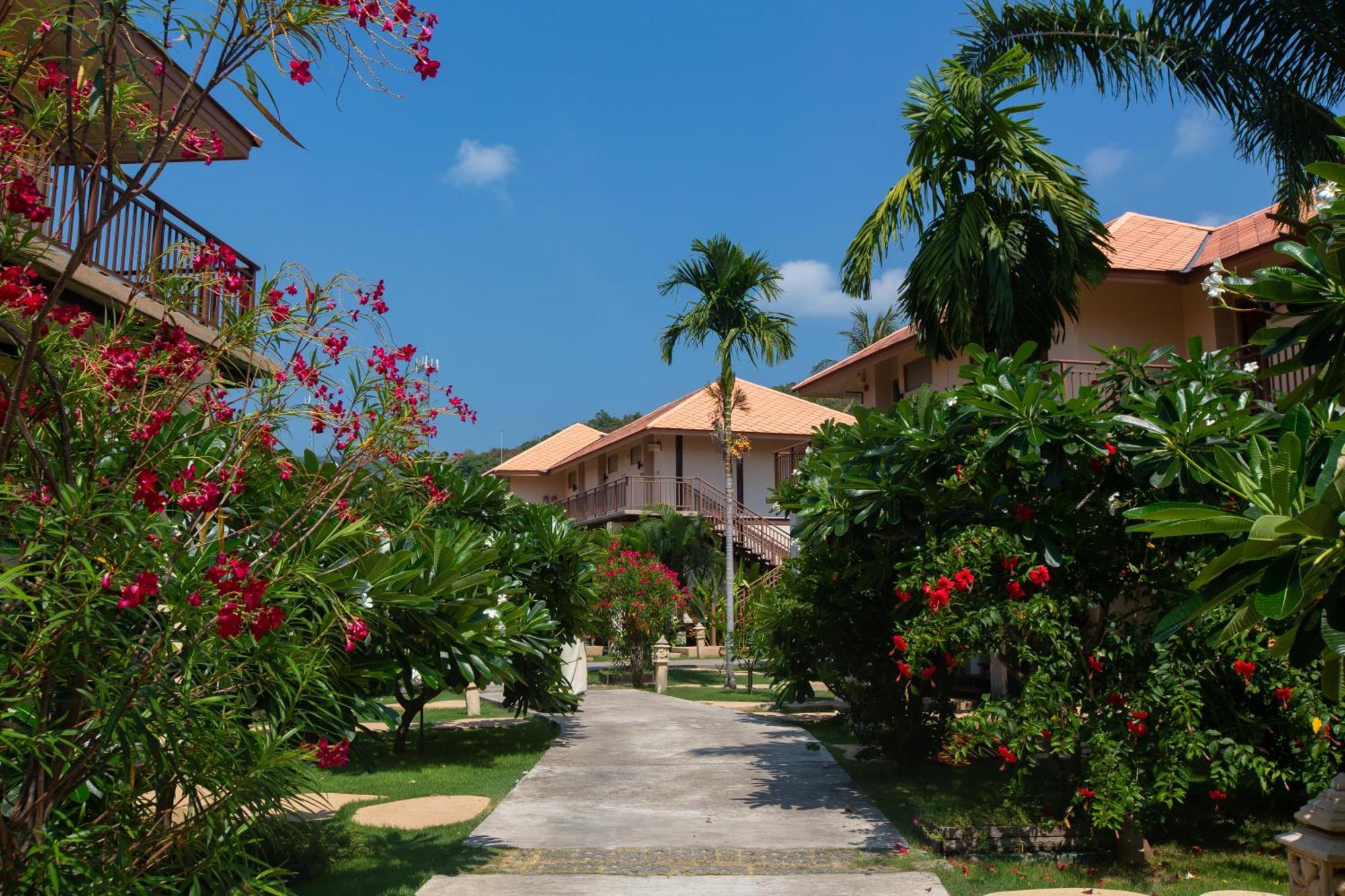 Blue Bay Resort - Access To Pool And Beach-Phuket & Krabi Ko Yao Yai Exterior photo The resort's main walkway