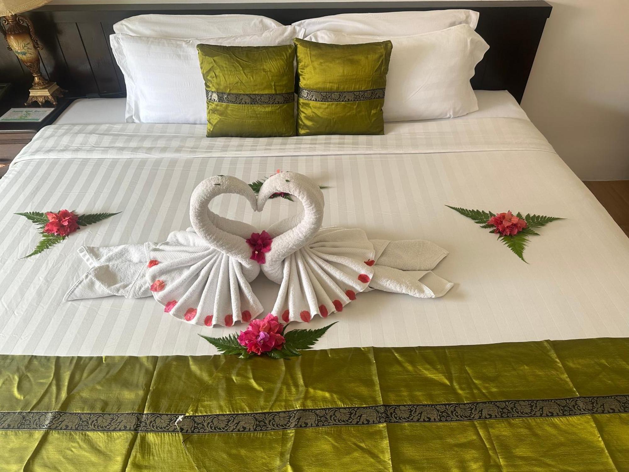 Blue Bay Resort - Access To Pool And Beach-Phuket & Krabi Ko Yao Yai Exterior photo A bed with a bed runner